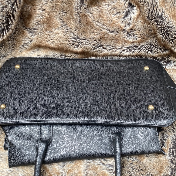 Bebe, Los Angeles bucket bag like new can be used as a Crossbody - Picture 5 of 12